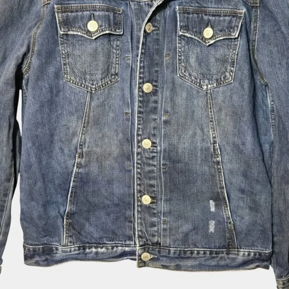 True Religion Mens Dylan Distressed Denim Trucker Jacket 2X Outerwear Streetwear